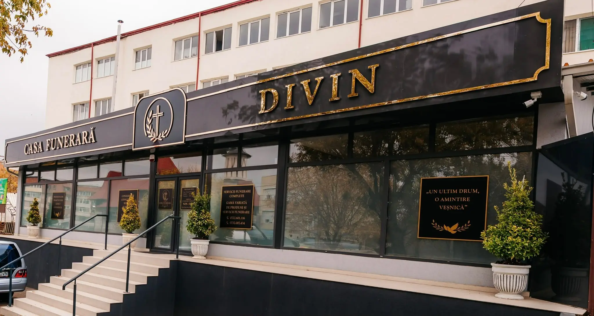 Sediul Casa Funerară Divin din Craiova: fațada cu inscripția aurie și emblema cu cruce